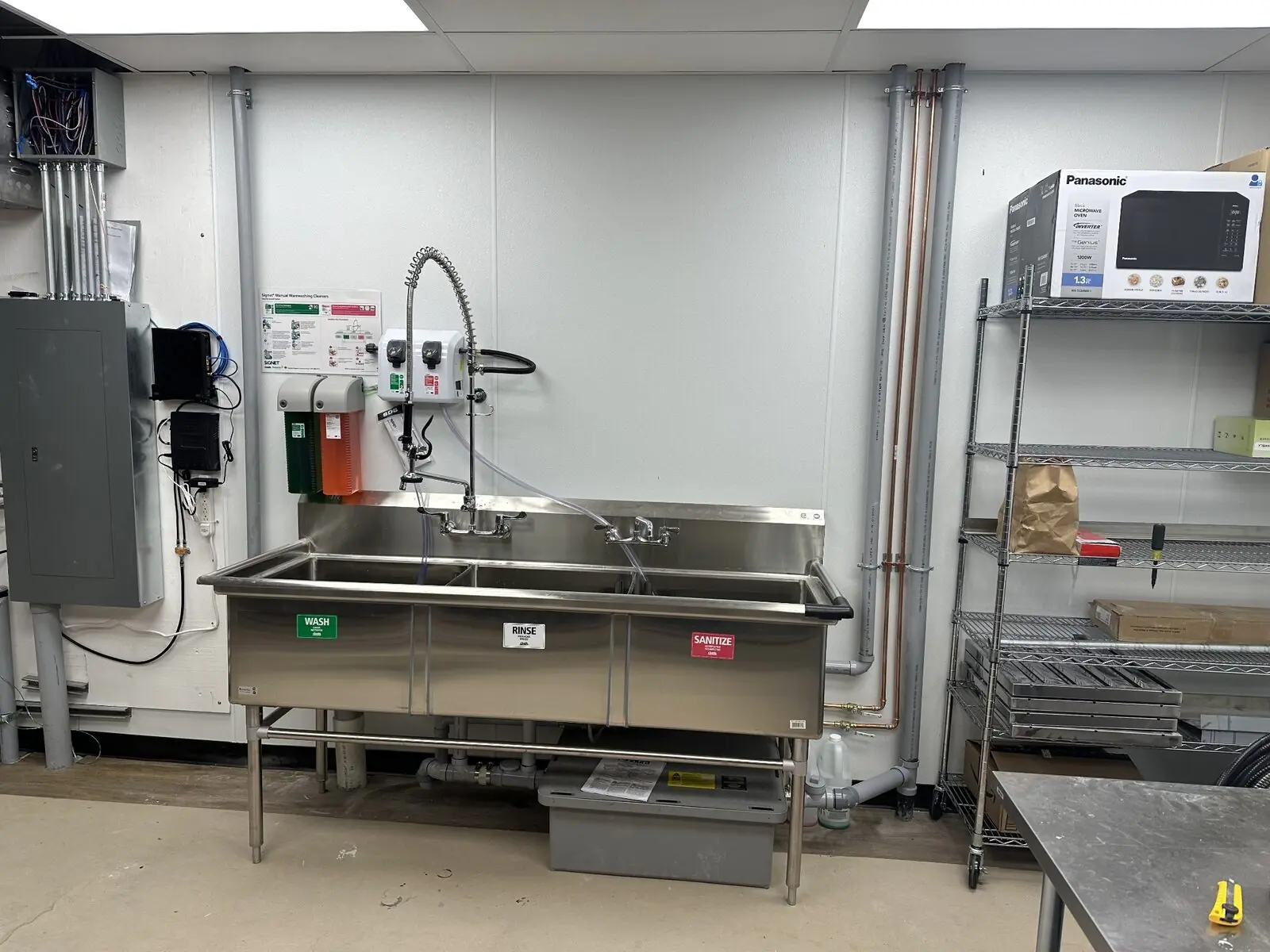 Three-compartment commercial sink with completed water and drainage piping
